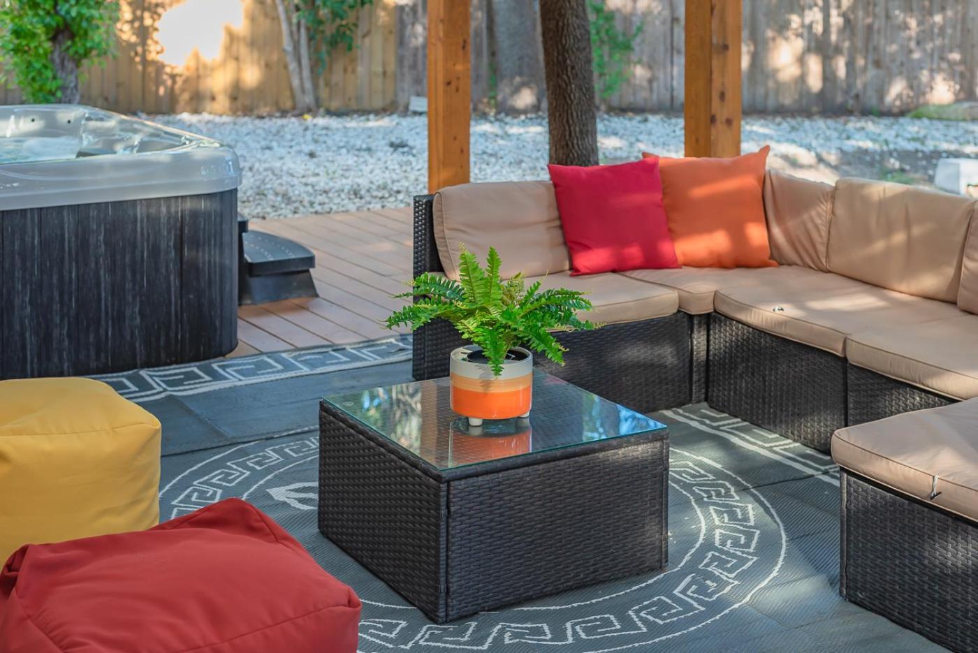 Luxurious Home With Hot Tub & Tree Deck By 6Flags 샌안토니오 외부 사진