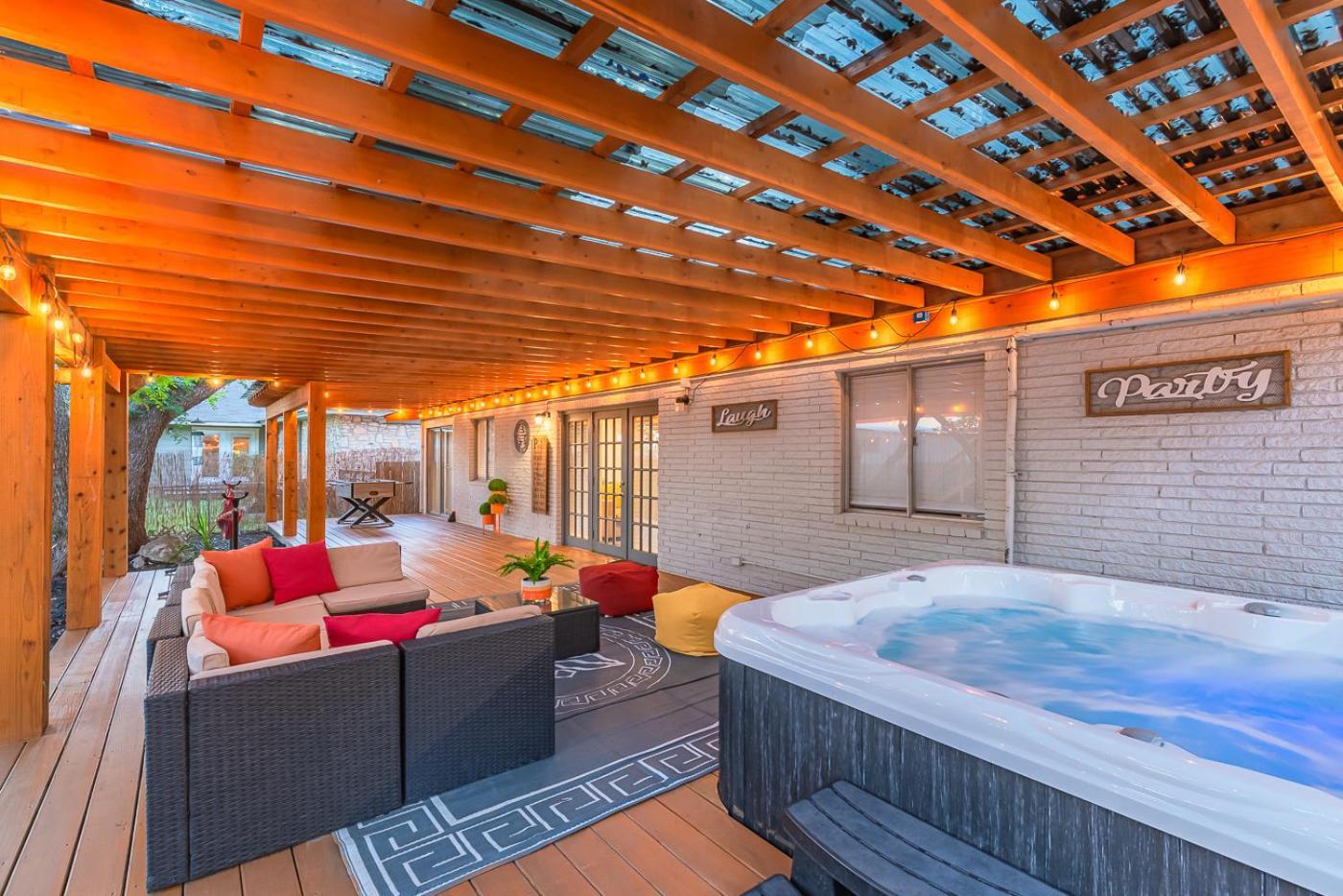 Luxurious Home With Hot Tub & Tree Deck By 6Flags 샌안토니오 외부 사진