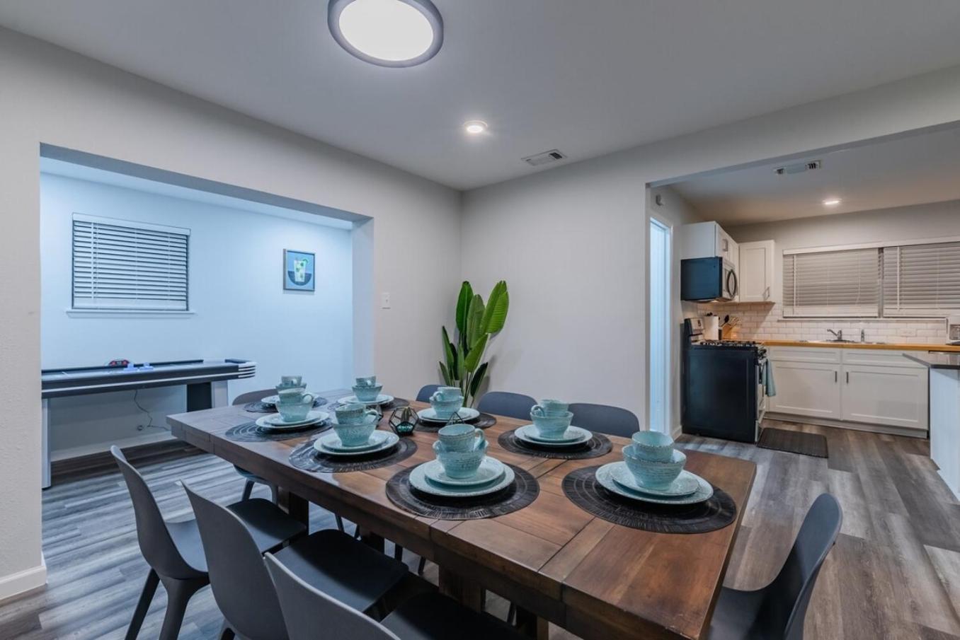 Luxurious Home With Hot Tub & Tree Deck By 6Flags 샌안토니오 외부 사진