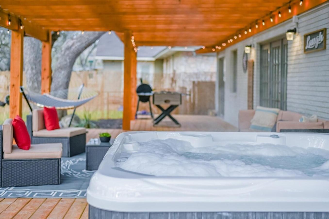 Luxurious Home With Hot Tub & Tree Deck By 6Flags 샌안토니오 외부 사진