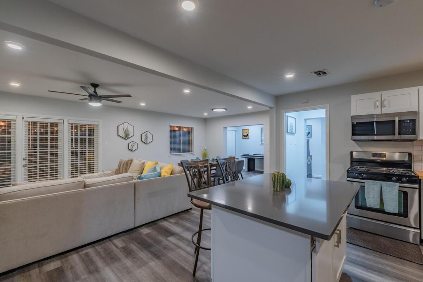 Luxurious Home With Hot Tub & Tree Deck By 6Flags 샌안토니오 외부 사진