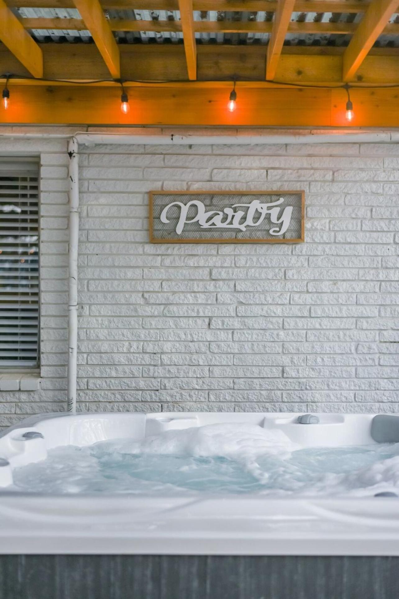 Luxurious Home With Hot Tub & Tree Deck By 6Flags 샌안토니오 외부 사진